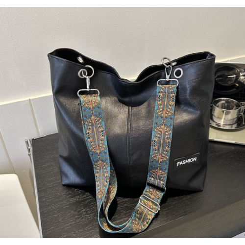 New Black Fashion Casual Lingge Shoulder Small Square Bag Shoulder Strap Letter Printing Cross Body Women's Bag