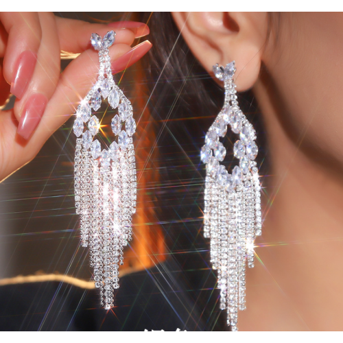 Sparkling Silver Women's Cubic Zirconia Stud Earrings Gorgeous Female Wedding Party Fashion Ear Piercing Accessories New Jewelry